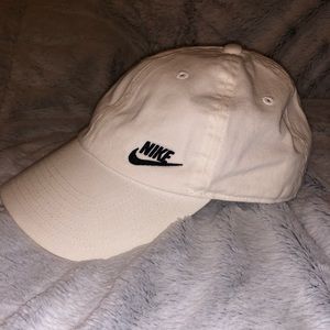 WHITE NIKE HAT